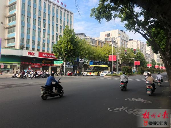 电动车不顾红灯，冲过马路。梧州日报 记者 陈益铭 摄