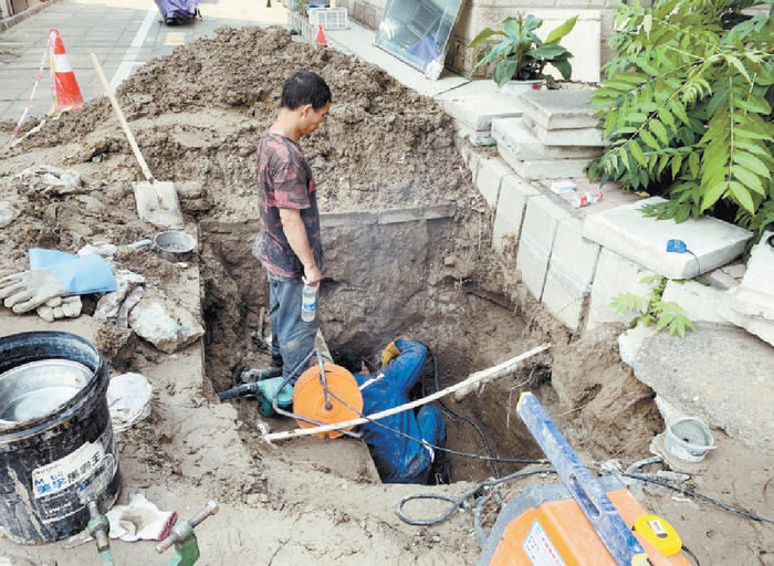 维修人员正在进行抢修。