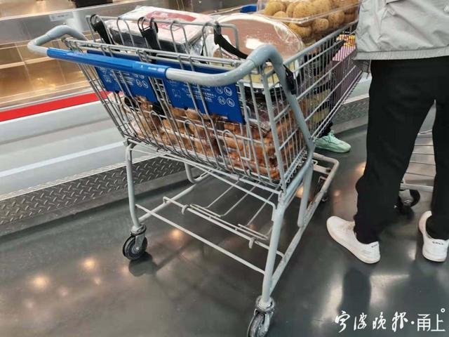 现场虽然有限购提示，但是作用不大。还是有人利用多张会员卡购买限购商品。记者 毛雷君摄