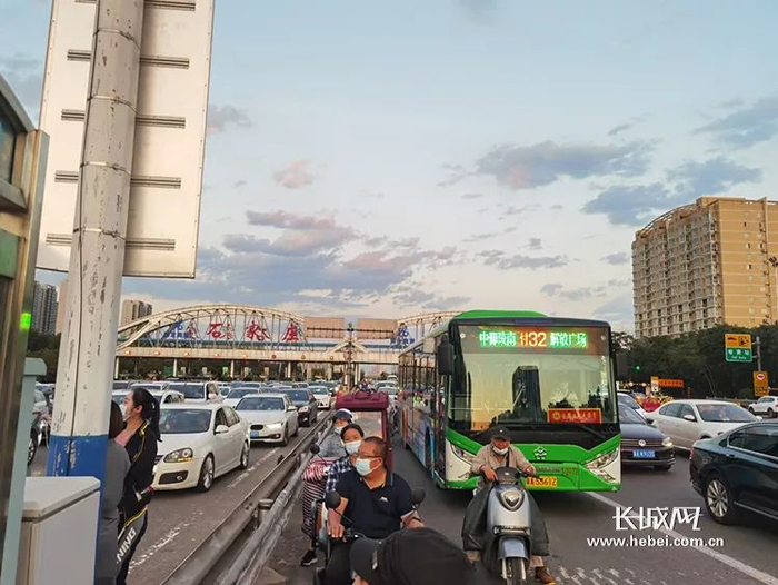 2021年中秋节期间，裕华高速路口的车辆。长城网记者郭洪杰摄