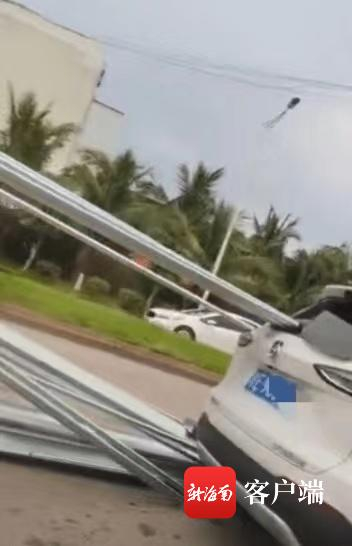 海口一货车所拉的钢筋急刹车后插入前车车身内。网友提供视频截图