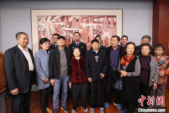 63年后亲人重聚，合影留念。上海警方供图