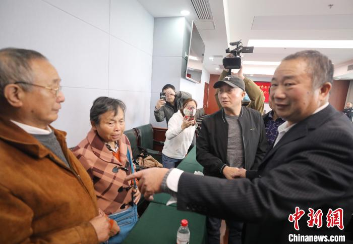 方老先生正向胡先生一一介绍亲人。上海警方供图