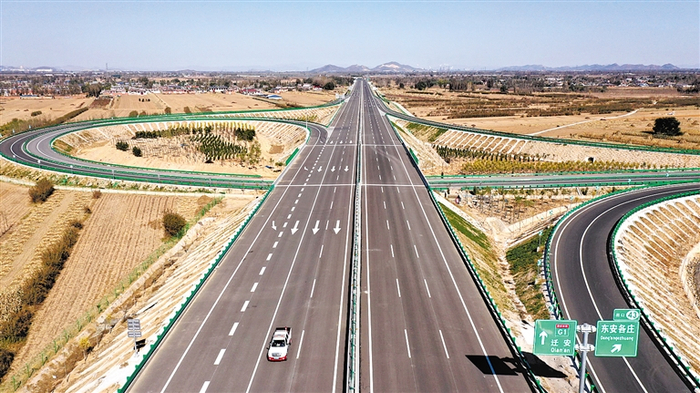  这是10月22日拍摄的河北迁曹高速公路京哈高速至雷庄互通段（无人机照片）。 新华社记者 朱旭东摄