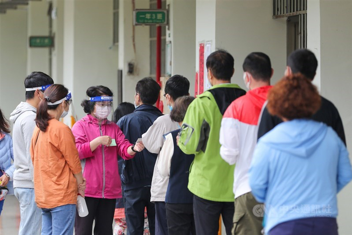 陈柏惟罢免案23日投票，民众上午前往台中市龙井区龙峰国小投开票所投票。图自台湾“中央社”