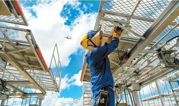 ↑海南自由贸易港原辅料“零关税”政策清单涉及12个飞机航材维修用零部件税号。图为美兰空港一站式飞机维修基地项目内，工作人员正在进行设备安装调试。