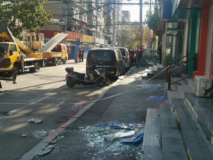 22日下午2点地面仍可见未来得及清运走的碎玻璃