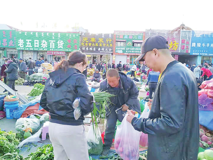  记者在调查中发现，秋菜市场随着市民的购买观念发生着变化。 本报记者 马贺 摄