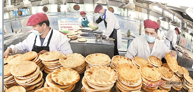 员工在莎车县馕文化产业园生产车间烤制馕饼（7月13日摄）。 □石榴云/新疆日报记者约提克尔·尼加提摄