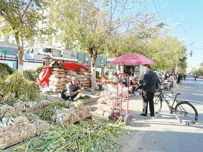  秋菜围城，市民们又开始忙着囤秋菜了。 本报记者 吴茗 摄