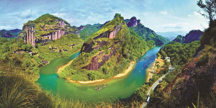 大王玉女遥相望，小小竹筏画中游 张栋华摄