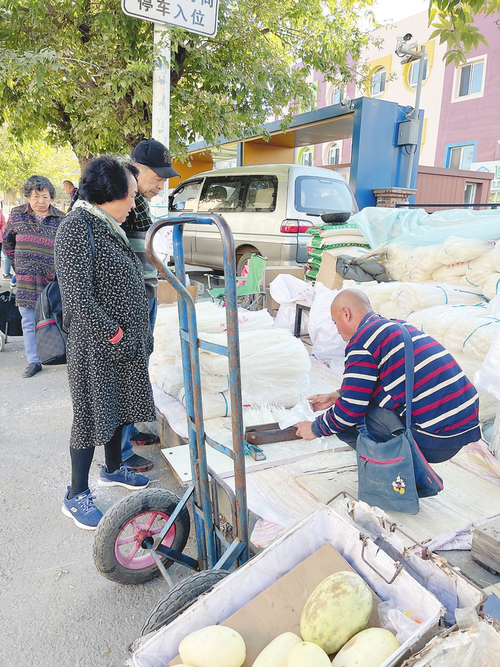  在长春市世光路秋菜销售点，一位摊主表示，粉条走货很快，卖得较好。 本报记者 吴茗 摄