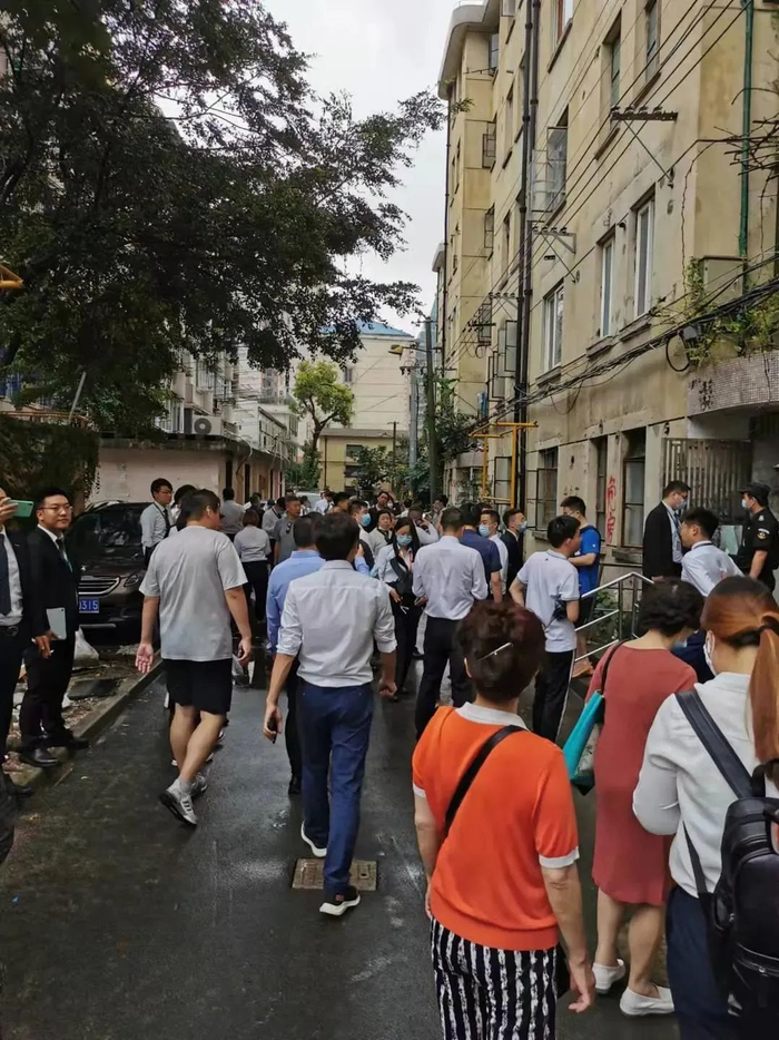 （大批看房客在该小区 图源：网络）