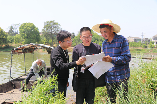 沅江市纪委监委聚焦禁捕退捕等工作强化监督。图为该市纪检监察干部在渔船集中拆解点向渔民了解相关情况。黎玉环 摄