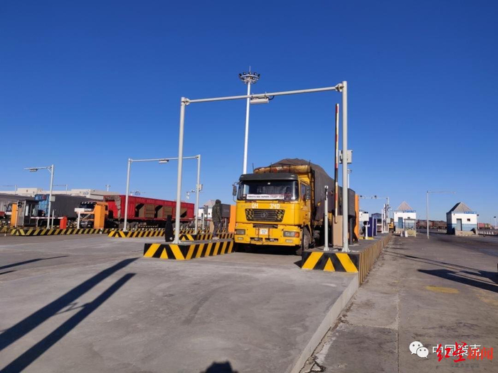 ▲额济纳旗策克口岸一辆大车正在通过