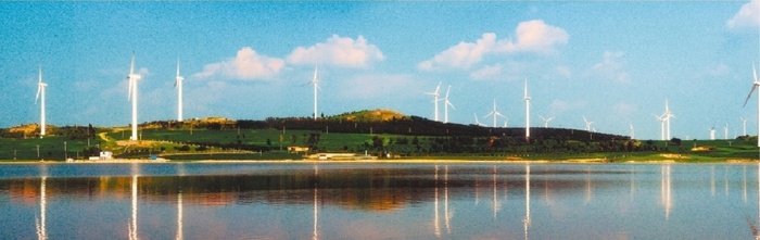  彰武县巨龙湖畔的白色风电机群，在蓝天白云映衬下，美轮美奂。本版图片由阜新市委宣传部提供