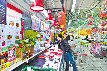 10月25日，市民在兰州大润发超市选购肉类食品。新甘肃·甘肃日报记者吕亚龙