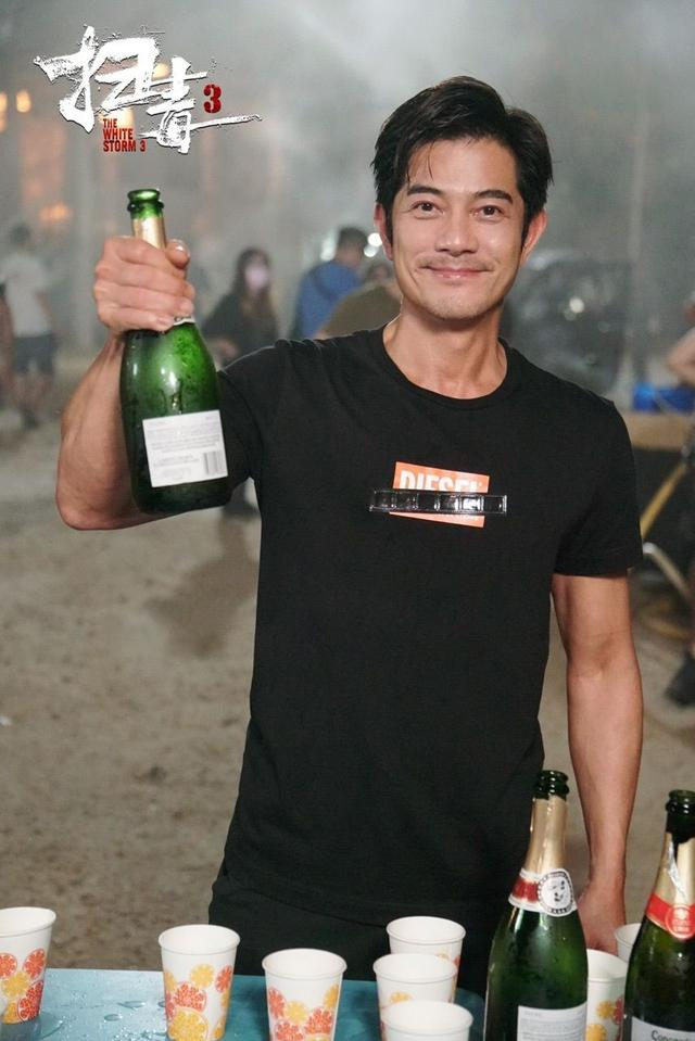 郭富城在电影《扫毒3天大地大》杀青现场庆祝。片方供图