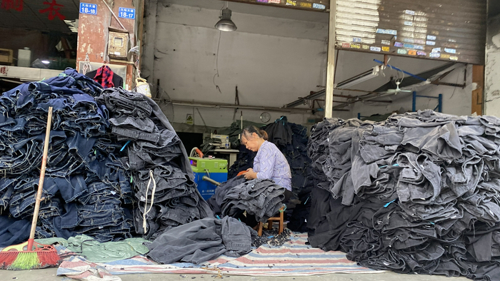 久裕村里一家牛仔服饰作坊 &nbsp;时代周报记者黎广/摄