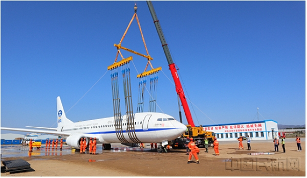 演练中的消防救援吊车的作用（以前演练照片）