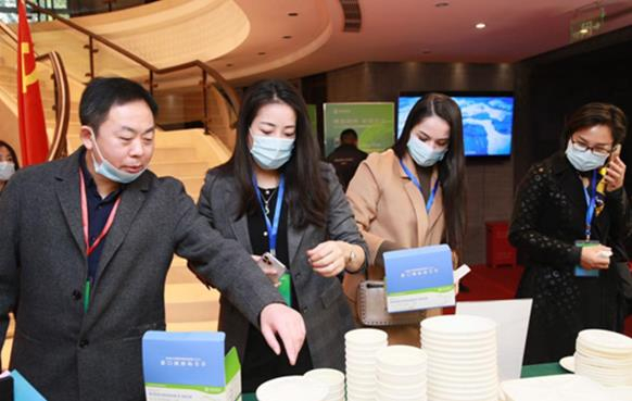 嘉宾参观了解运鸿集团生物降解产品