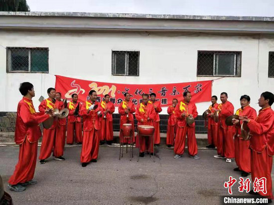 崔青云带领八音会团队进行表演。长子县融媒体中心提供