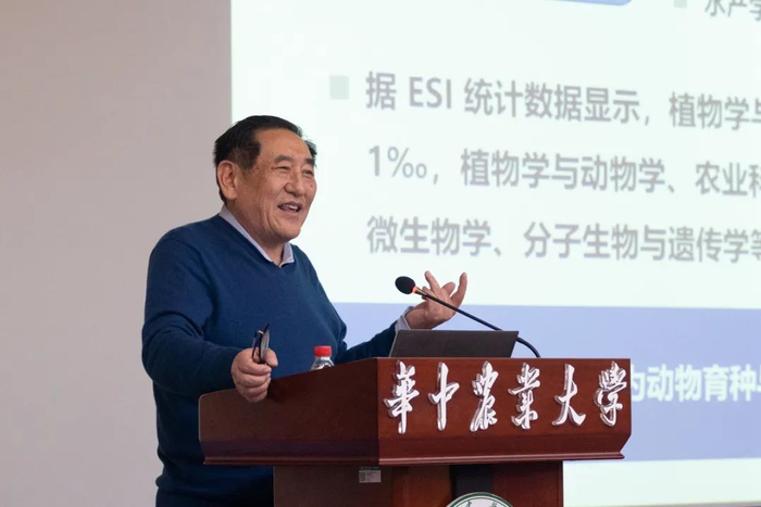 ▲陈焕春院士阐述前沿科学中心成立背景及发展规划（仰子骏 摄）