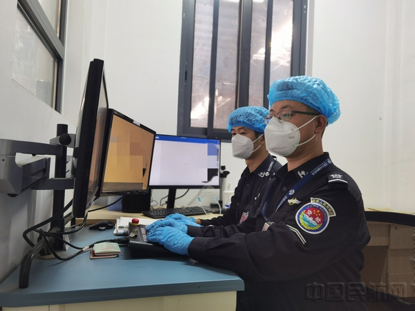 肖忠正在执行货检开机任务