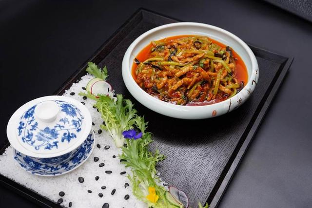 鱼香肉丝是一道著名川菜，其咸鲜酸甜兼备，葱姜蒜香浓郁，此法源出于四川民间独具特色的烹鱼调味方法，而今已广泛用于川味的熟菜中。（图朱明甫摄）