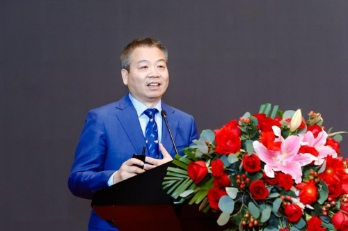 宠物产业分会第一届会长刘朗博士作报告