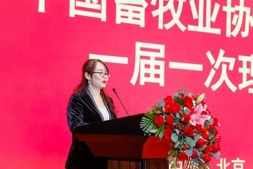 宠物产业分会秘书长周春华女士宣布聘任副秘书长