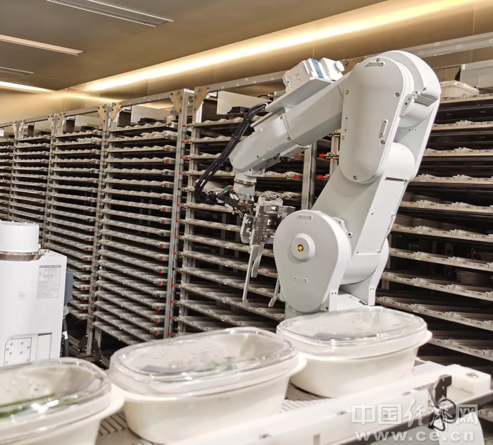 海底捞智慧工厂的机器手臂&nbsp;经济日报记者 佘颖摄