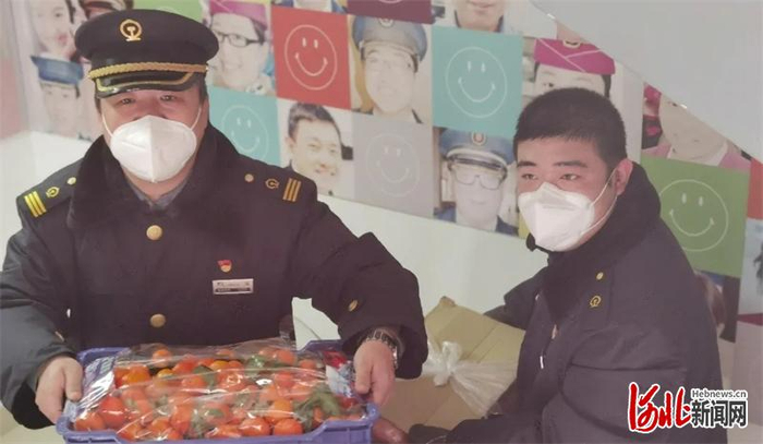 陈瑞先（左）在工作岗位。 受访者供图