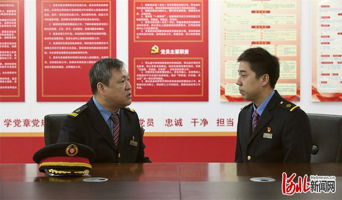 刘天浩（右）对话陈瑞先（左）。 张超摄