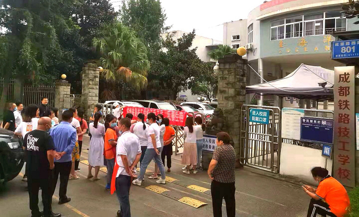 教师节当天，20余名未续约的教职工前来讨薪。（图片由神力学校提供）