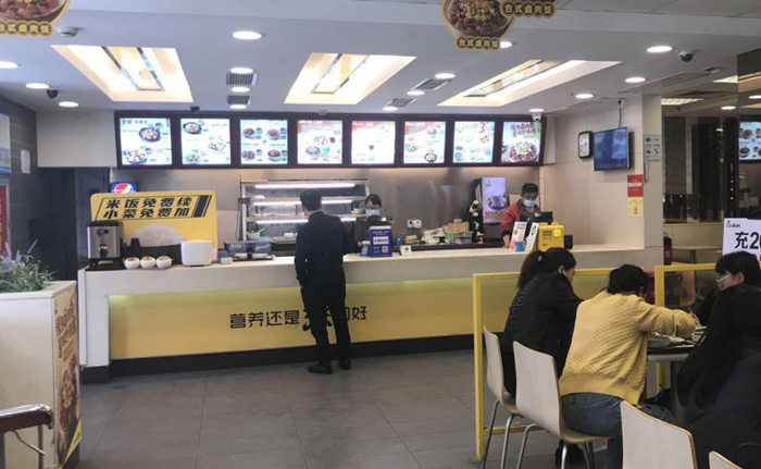 △真功夫新金浦店前台点餐处，有“米饭免费续，小菜免费加”的公示牌。