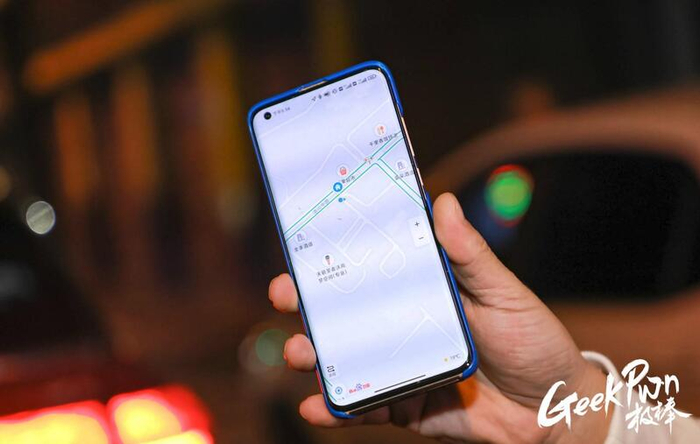 戴着蓝牙耳机的目标即便开出数公里远，其定位仍被精准跟踪。
