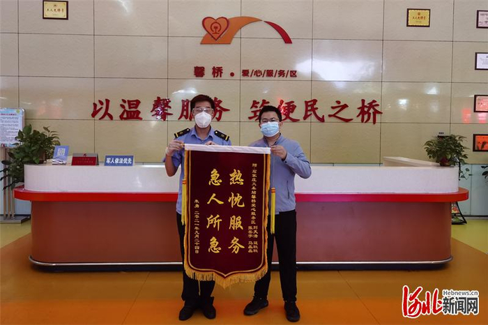 刘天浩（左）收到旅客送来的锦旗。 受访者供图