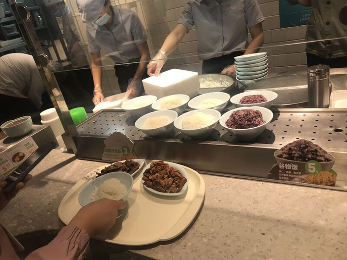 △大米先生白玉兰店提供白米饭和谷物饭两种主食。