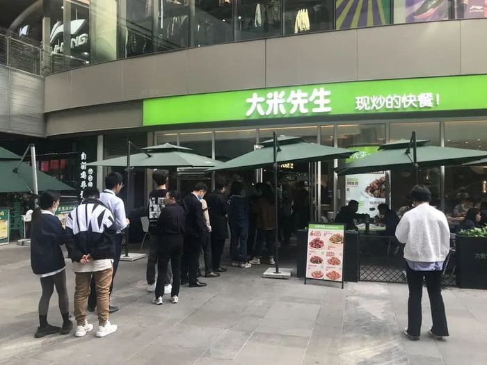△大米先生白玉兰店提供白米饭和谷物饭两种主食。