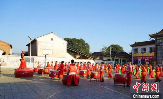 八音会演奏《直冲霄汉向天歌》现场气势恢宏。长子县融媒体中心提供