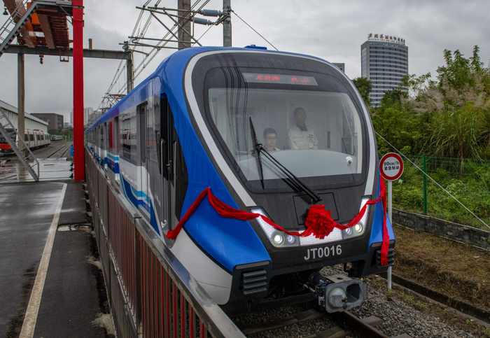 ▲2021年10月20日，重庆中车长客轨道车辆有限公司，全国首创双流制轨道交通车辆行驶在双流制全自动切换试验线路上。记者张锦辉摄/视觉重庆