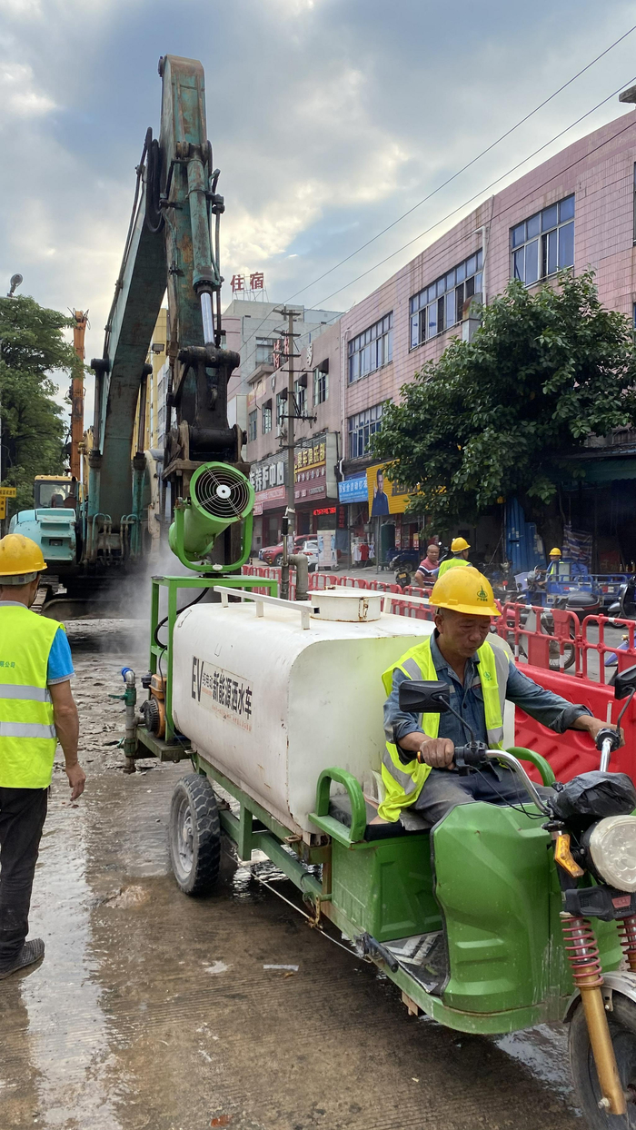 基建的声音也开始在久裕村响起，毫无意外，工人就穿着牛仔服 &nbsp;时代周报记者黎广/摄
