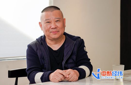 郭德纲接受专访。 中新经纬摄