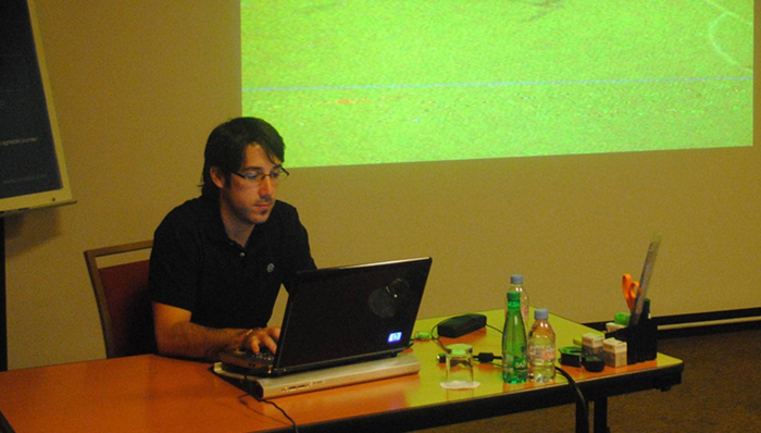 年轻时的乔维尔。