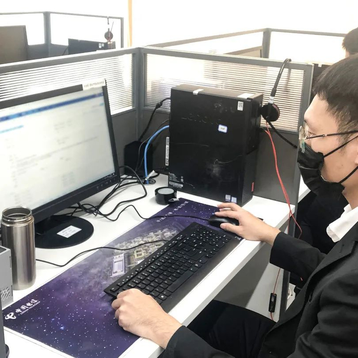 △ 接线员们在自己的办公桌前，耐心解答各类咨询问题。