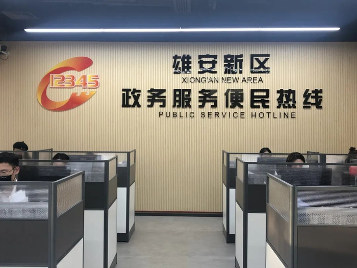 △ 接线员们在自己的办公桌前，耐心解答各类咨询问题。