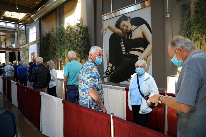 ▲美国加州，一些65岁及以上人群正在排队等待接种辉瑞疫苗加强针。图据网络