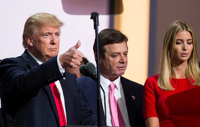 ·马纳福特（中）和特朗普（左）、伊万卡。