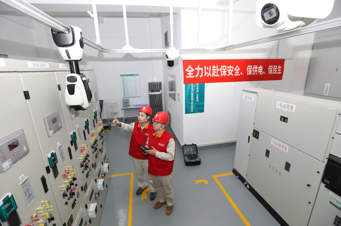 ▲国网上海浦东供电公司员工利用智能巡检机器人进行数据采集及分析
